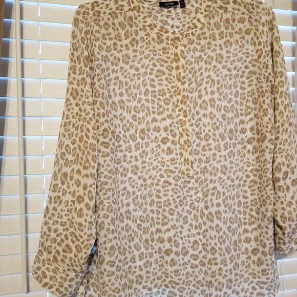 Apt. 9 Tops - 4/$25 Apt 9 Leopard print